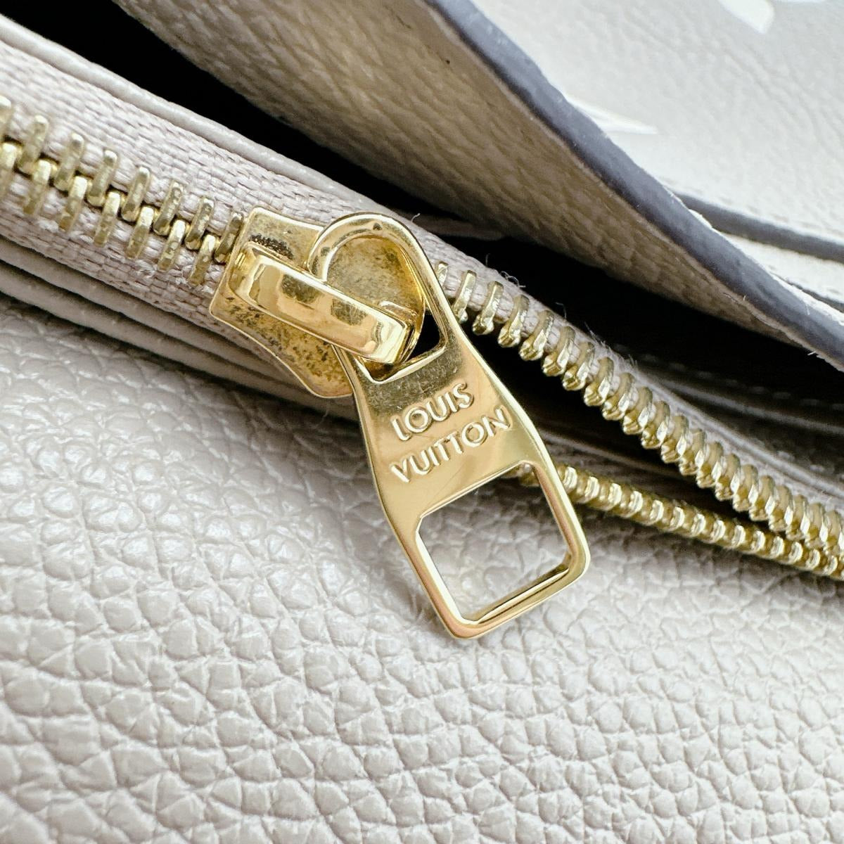 ルイヴィトン LOUIS VUITTON 長財布
フラップ式長財布 モノグラムアンプラント ポルトフォイユ・サラ モノグラムアンプラント M81049 ベージュ LV
【SS】
【中古】