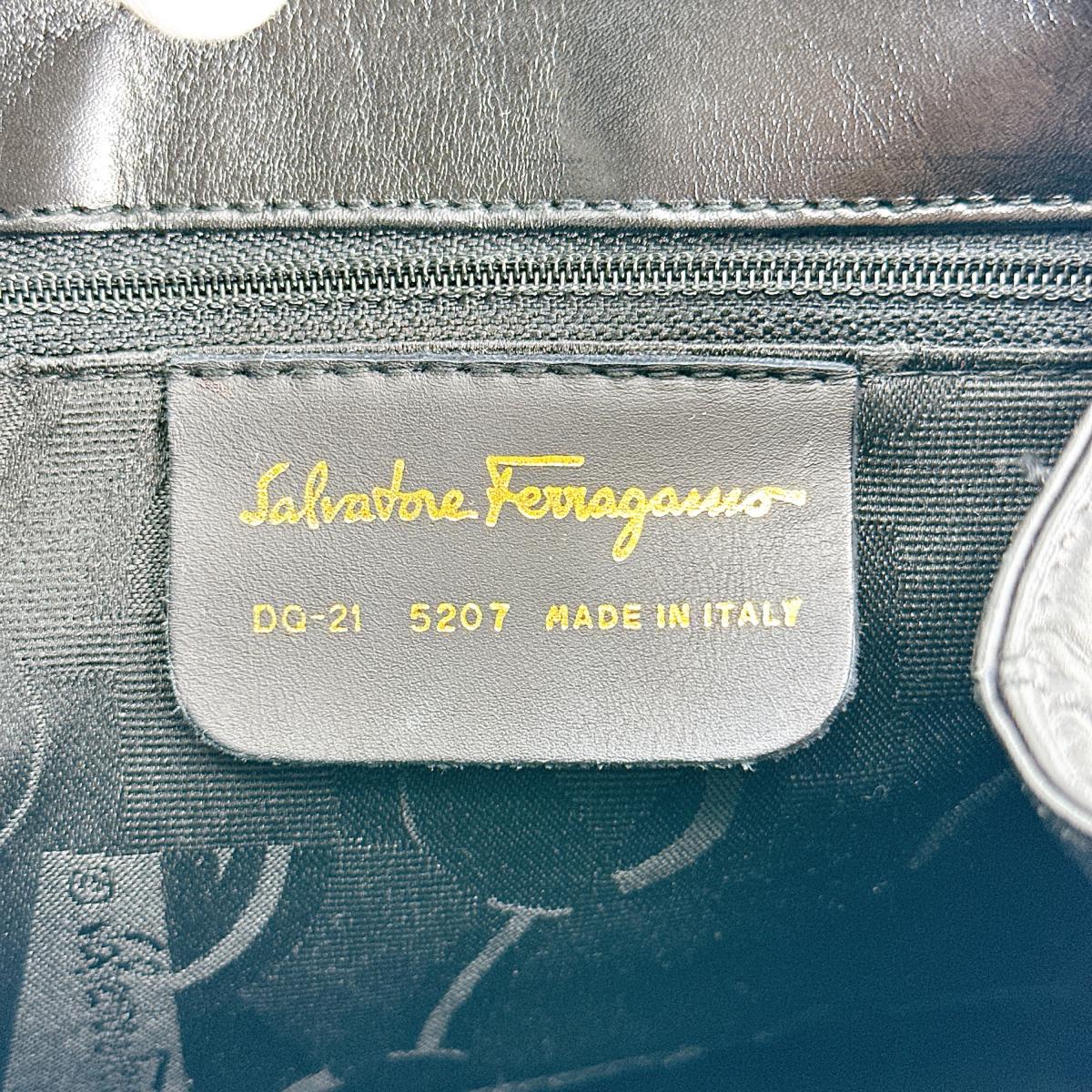 サルヴァトーレフェラガモ Salvatore Ferragamo リュック・デイパック
リュックサック 金金具 レザー DQ-21 5207 ブラック 【SS】
【中古】