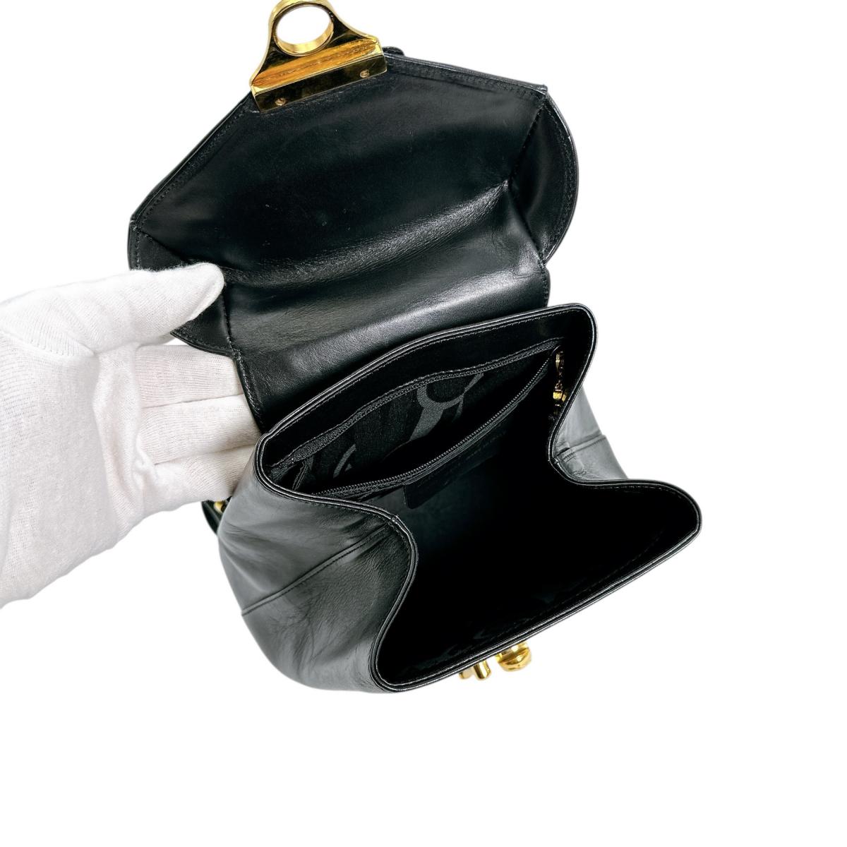 サルヴァトーレフェラガモ Salvatore Ferragamo リュック・デイパック
リュックサック 金金具 レザー DQ-21 5207 ブラック 【SS】
【中古】
