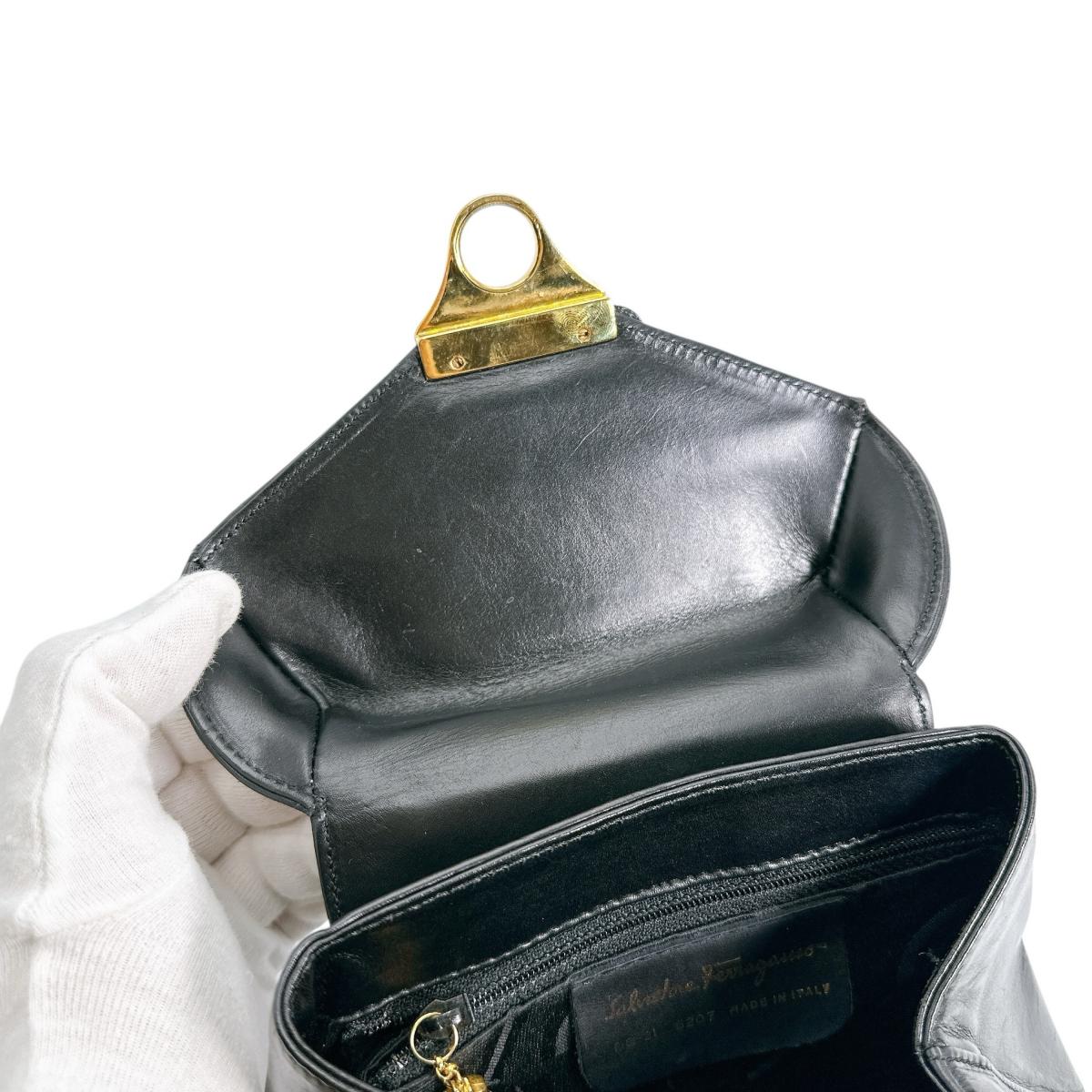 サルヴァトーレフェラガモ Salvatore Ferragamo リュック・デイパック
リュックサック 金金具 レザー DQ-21 5207 ブラック 【SS】
【中古】