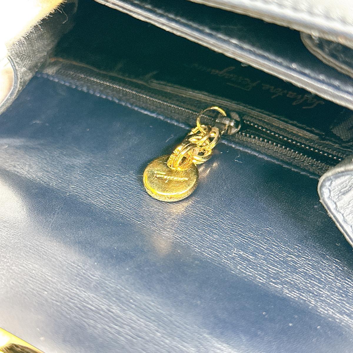 サルヴァトーレフェラガモ Salvatore Ferragamo ハンドバッグ
2WAYバッグ ショルダーバッグ ガンチーニ レザー BX-212193 ブラック 【SS】
【中古】