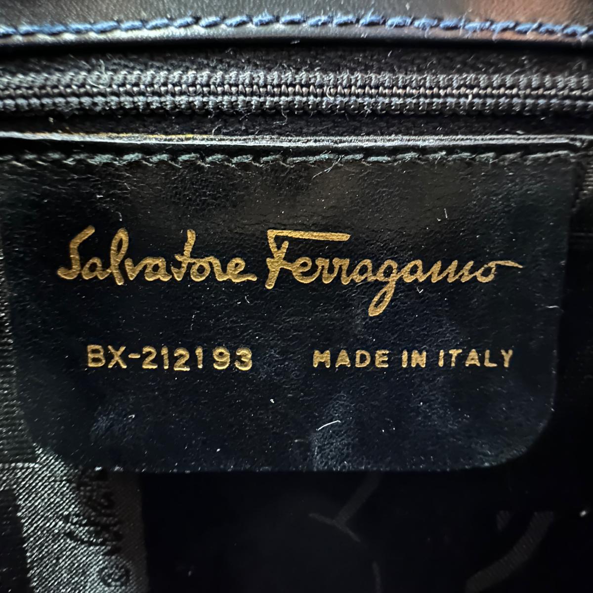 サルヴァトーレフェラガモ Salvatore Ferragamo ハンドバッグ
2WAYバッグ ショルダーバッグ ガンチーニ レザー BX-212193 ブラック 【SS】
【中古】