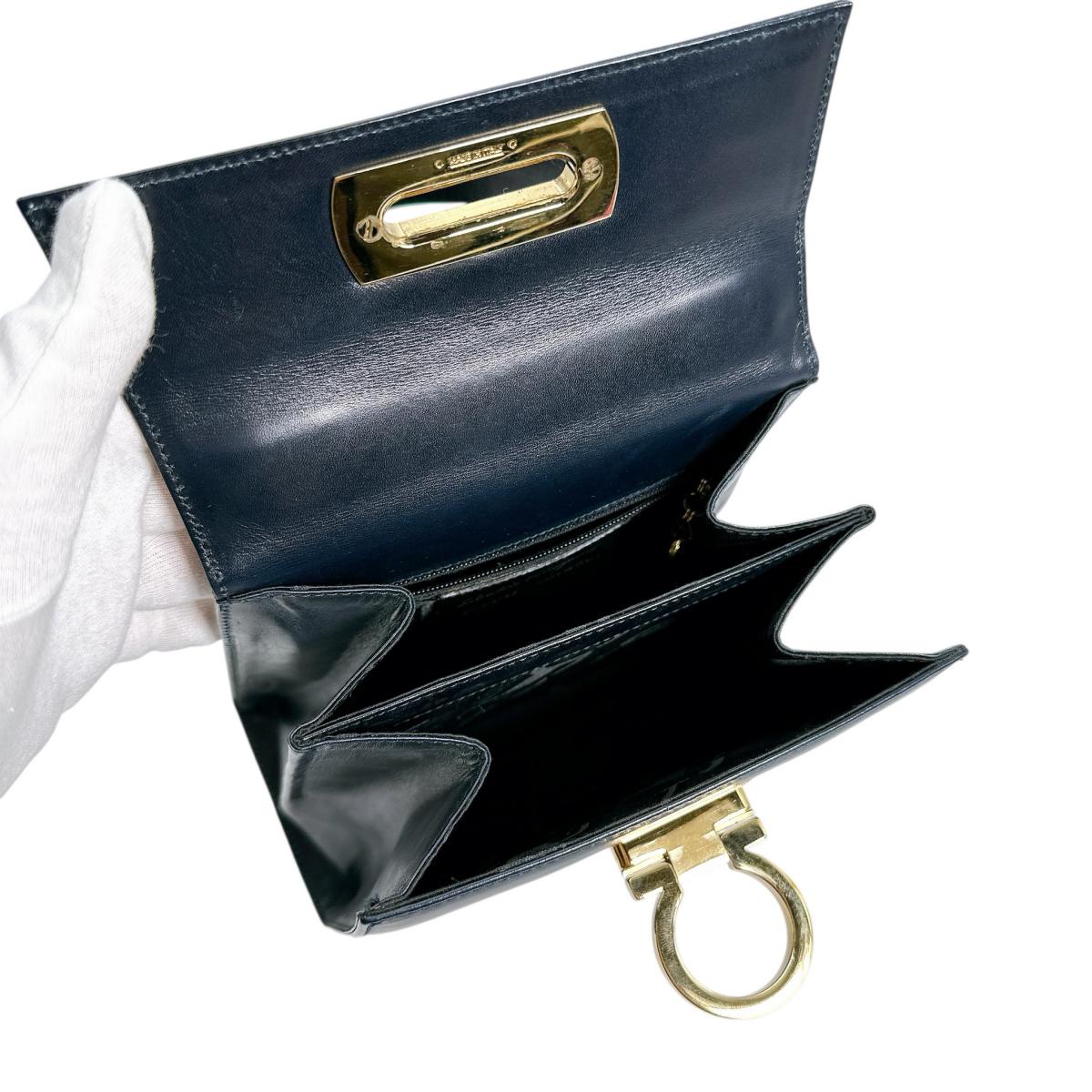 サルヴァトーレフェラガモ Salvatore Ferragamo ハンドバッグ
2WAYバッグ ショルダーバッグ ガンチーニ レザー BX-212193 ブラック 【SS】
【中古】