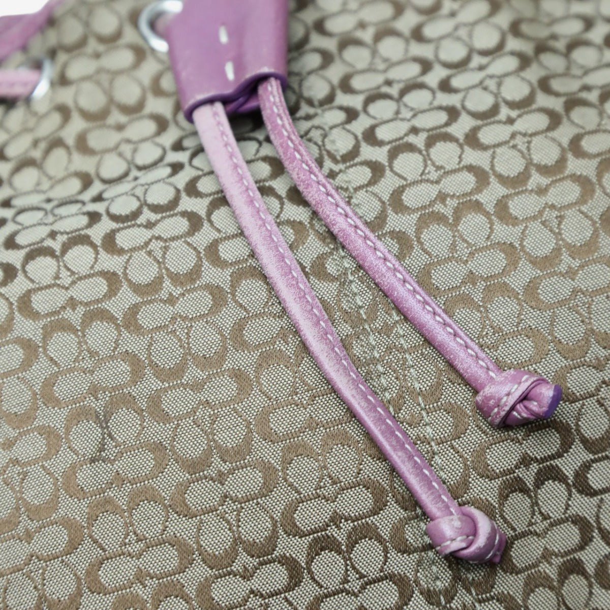 コーチ COACH ショルダーバッグ
巾着ショルダー ミニシグネチャー レザー 6387 カーキ×パープル 【SS】
【中古】