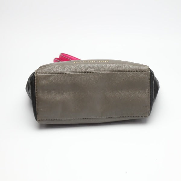 マークバイマークジェイコブス MARC BY MARC JACOBS トートバッグ
ワッツザ・Tミニトート レザー グレー×ブラック×ピンク 【SS】
【中古】