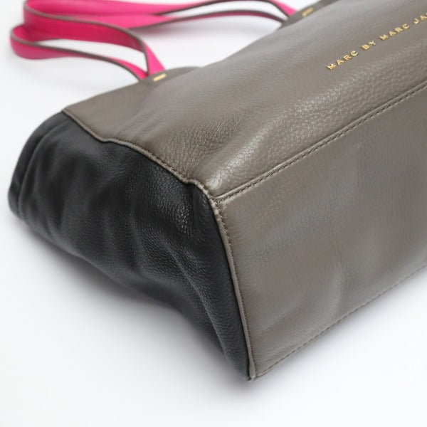 マークバイマークジェイコブス MARC BY MARC JACOBS トートバッグ
ワッツザ・Tミニトート レザー グレー×ブラック×ピンク 【SS】
【中古】