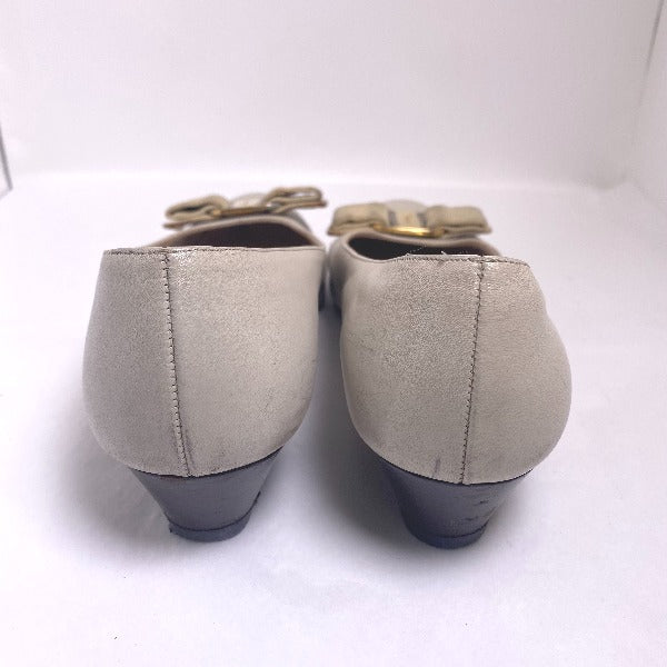 サルヴァトーレフェラガモ Salvatore Ferragamo パンプス
ローヒールパンプス 51/2 C カーフ アイボリー 【SS】
【中古】