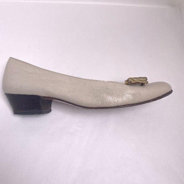 サルヴァトーレフェラガモ Salvatore Ferragamo パンプス
ローヒールパンプス 51/2 C カーフ アイボリー 【SS】
【中古】