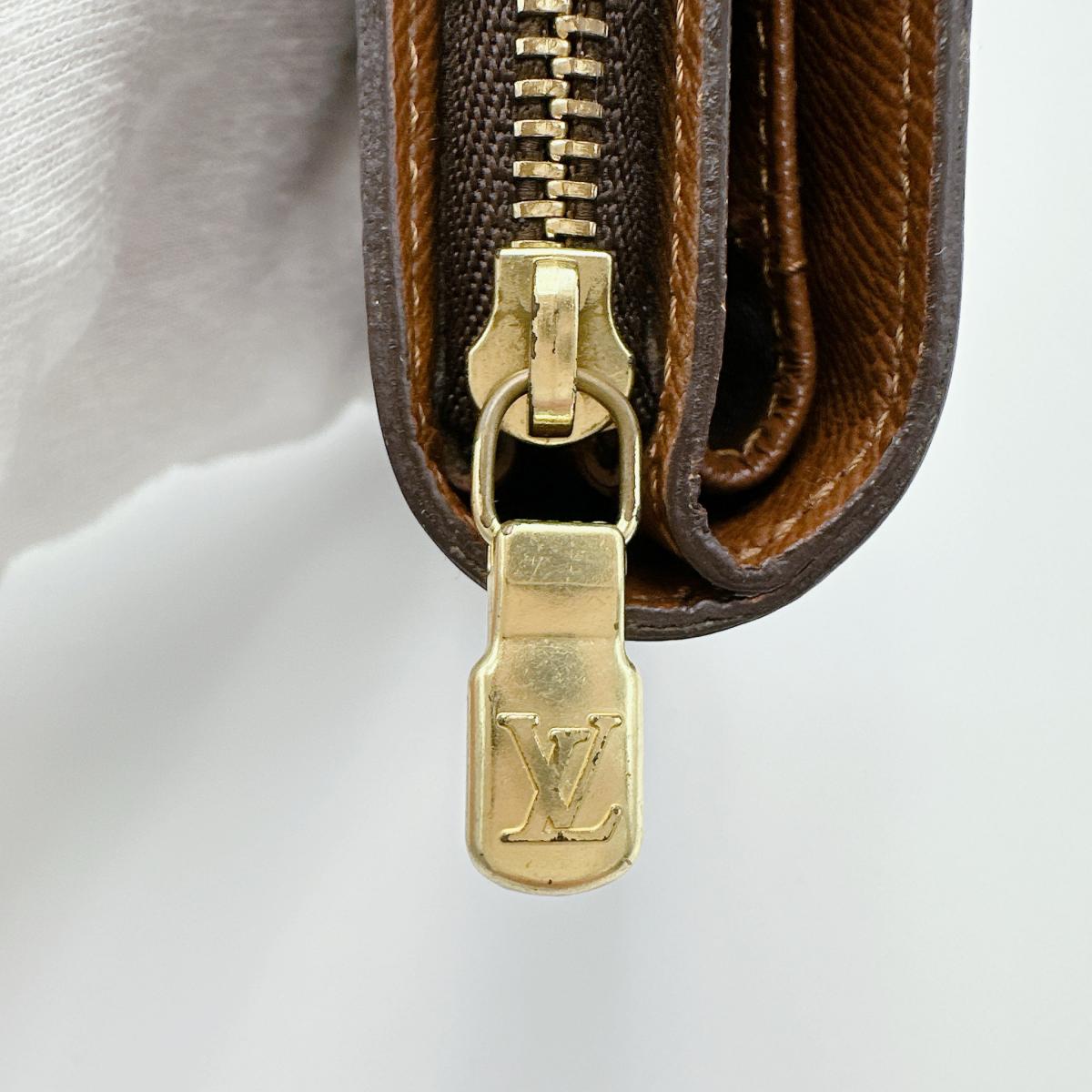 ルイヴィトン LOUIS VUITTON 二つ折り財布
カード用ポケットファスナー付 モノグラム コンパクトジップ モノグラムキャンバス M61667 ブラウン LV
【SS】
【中古】