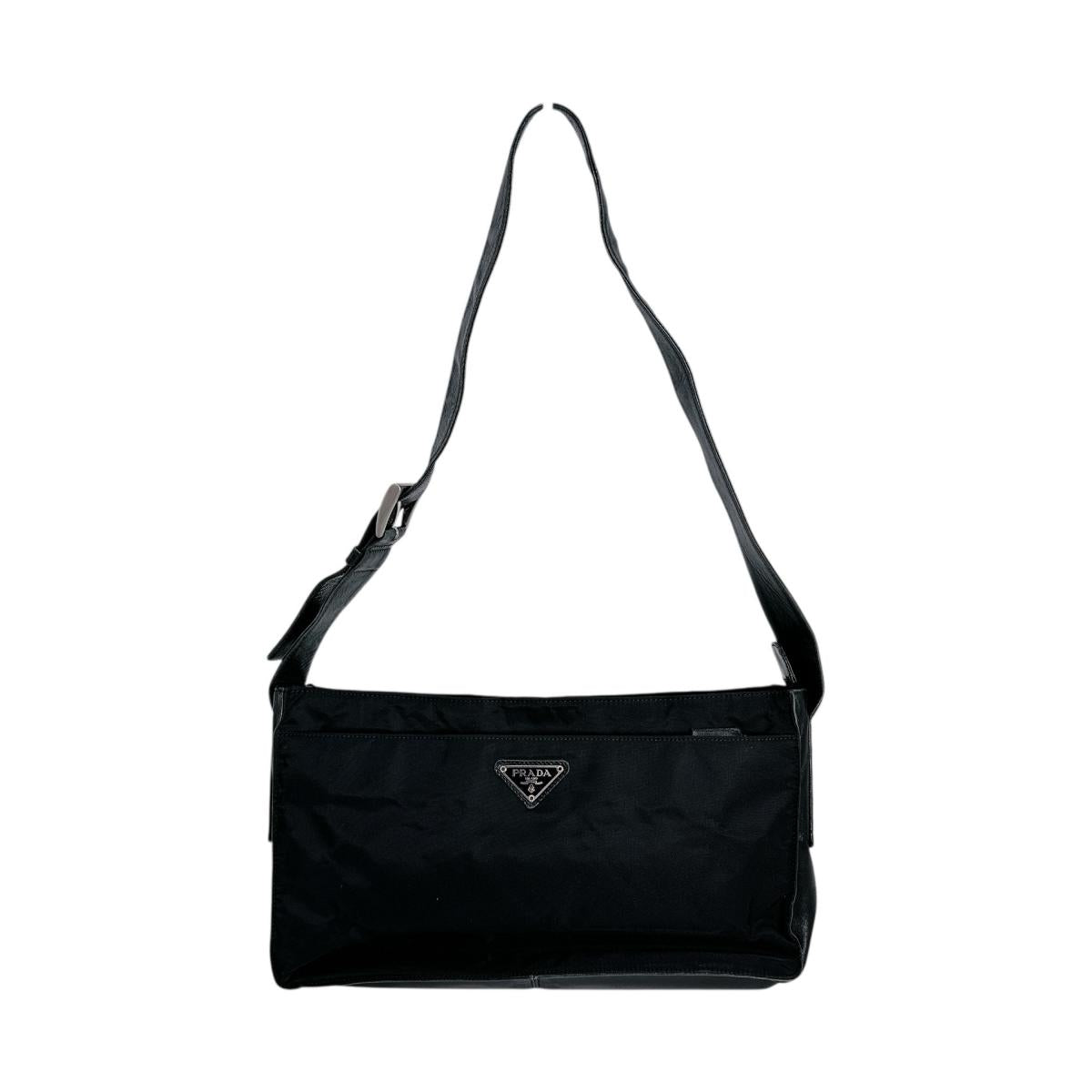 プラダ PRADA ショルダーバッグ
クロスボディバッグ 軽量 斜め掛け ナイロン ブラック 【SS】
【中古】