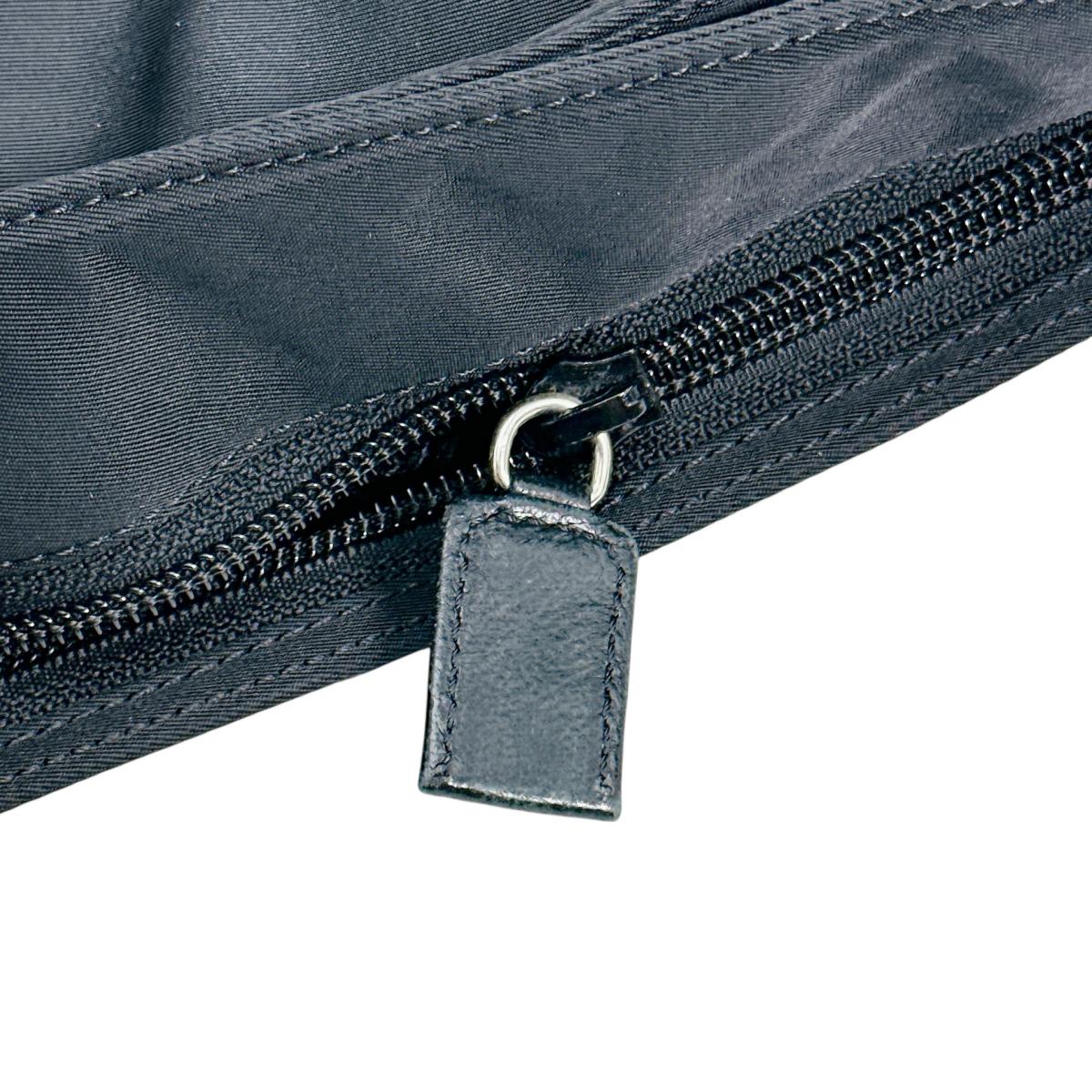 プラダ PRADA ショルダーバッグ
クロスボディバッグ 軽量 斜め掛け ナイロン ブラック 【SS】
【中古】