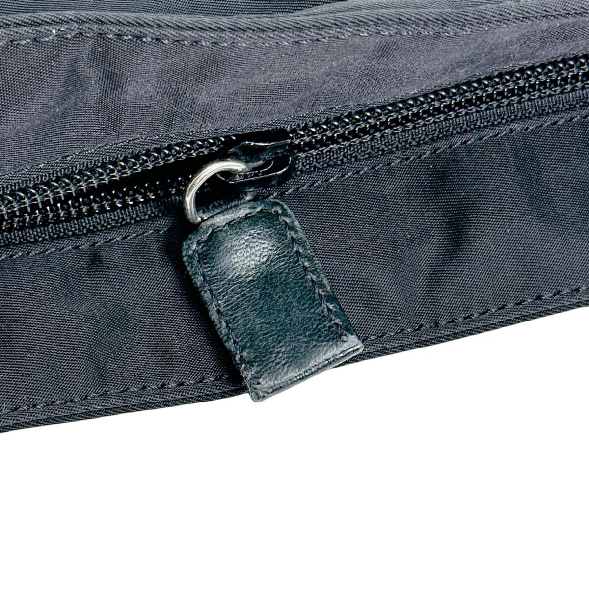 プラダ PRADA ショルダーバッグ
クロスボディバッグ 軽量 斜め掛け ナイロン ブラック 【SS】
【中古】