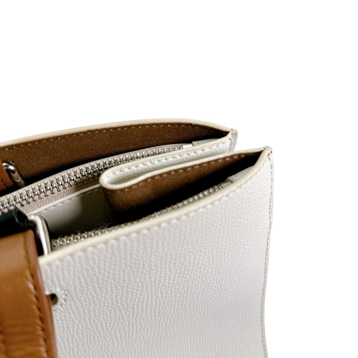 フルラ Furla トートバッグ
2wayバッグ 肩掛けバッグ ヴァーシティ スタイル レザー WB00725 ホワイト 【SS】
【中古】