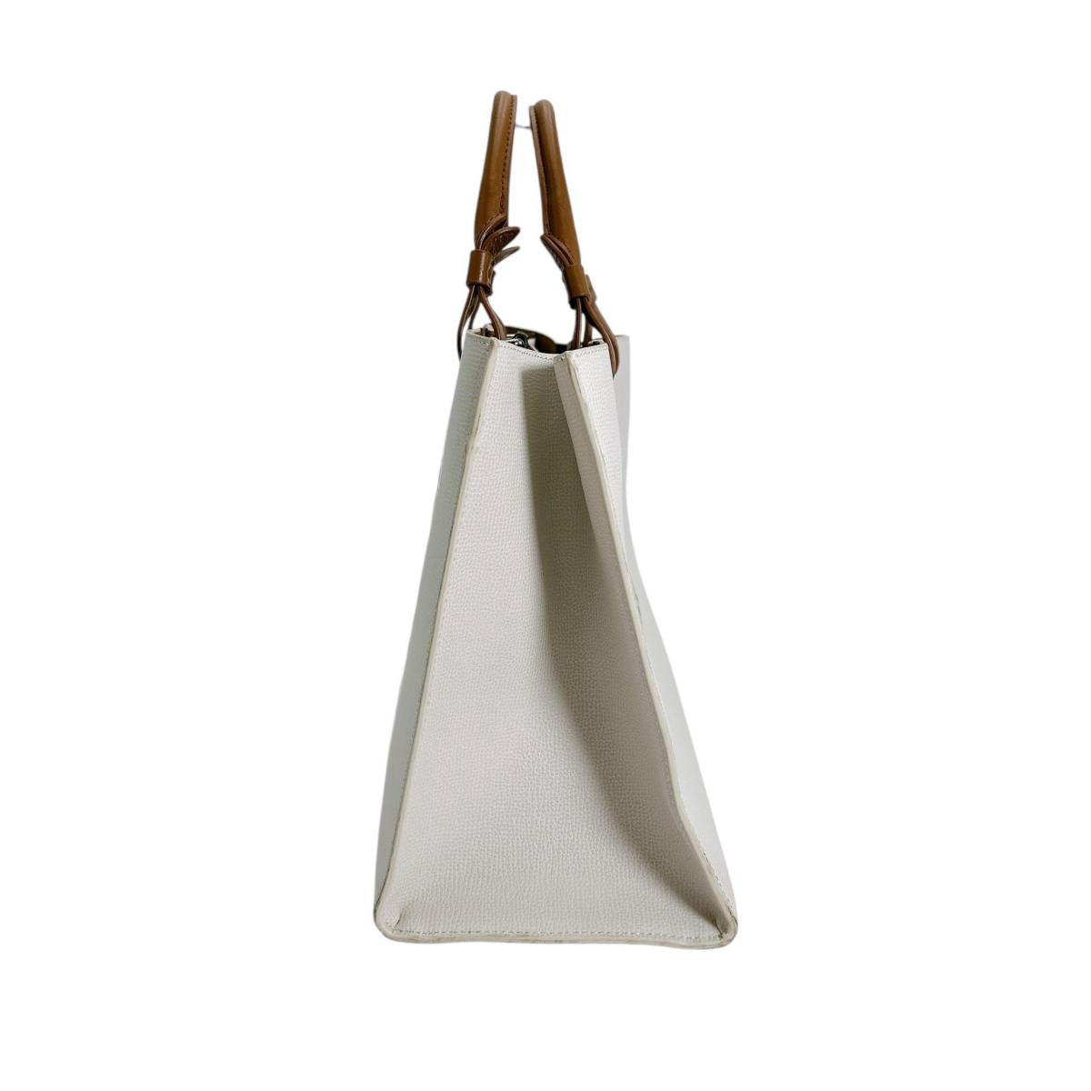 フルラ Furla トートバッグ
2wayバッグ 肩掛けバッグ ヴァーシティ スタイル レザー WB00725 ホワイト 【SS】
【中古】