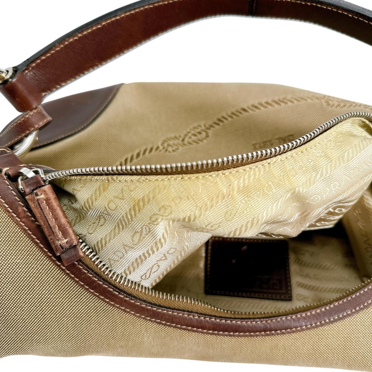プラダ PRADA ハンドバッグ
ワンショルダー ロゴジャガード BR3423 カーキ 【SS】
【中古】