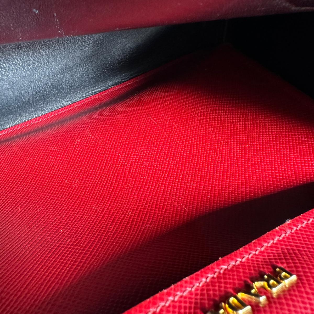 プラダ PRADA ハンドバッグ
ショルダーバッグ サフィアーノ 2wayバッグ 牛革 BN2775 レッド 【SS】
【中古】