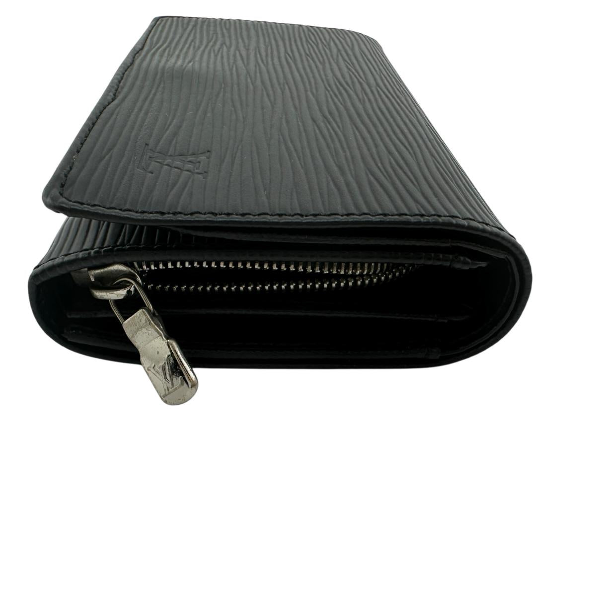 ルイヴィトン LOUIS VUITTON 二つ折り財布
二つ折り長財布 エピ ポルトフォイユトレゾール エピレザー M63972 ブラック LV
【SS】
【中古】