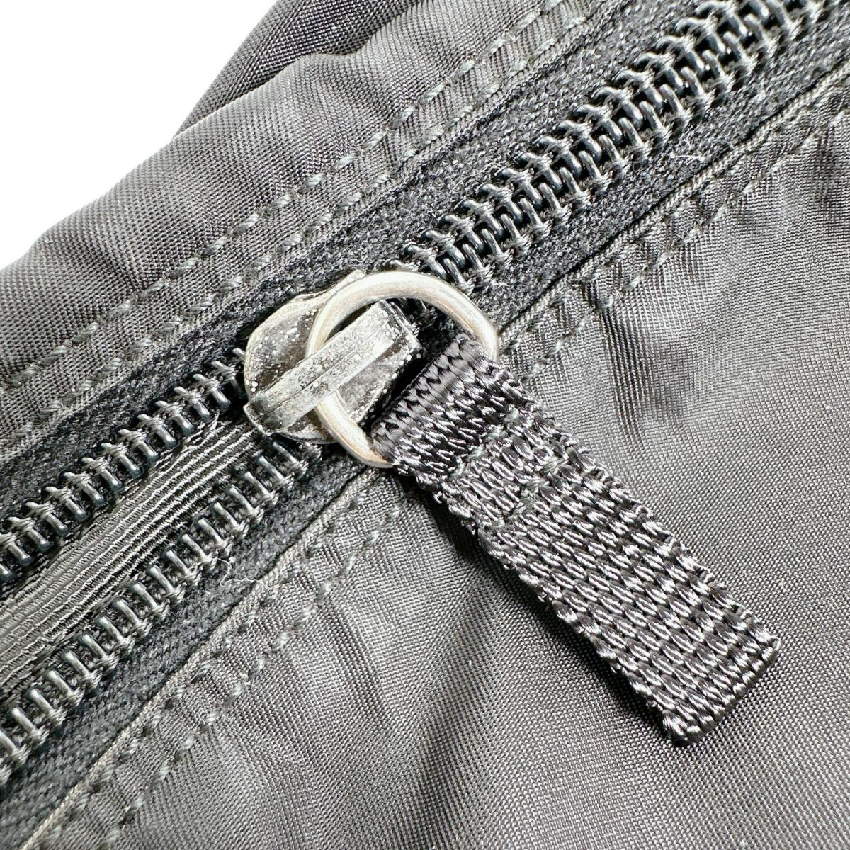 プラダ PRADA ショルダーバッグ
ボディバッグ 斜め掛け トライアングルロゴ ナイロン ブラック 【SS】
【中古】