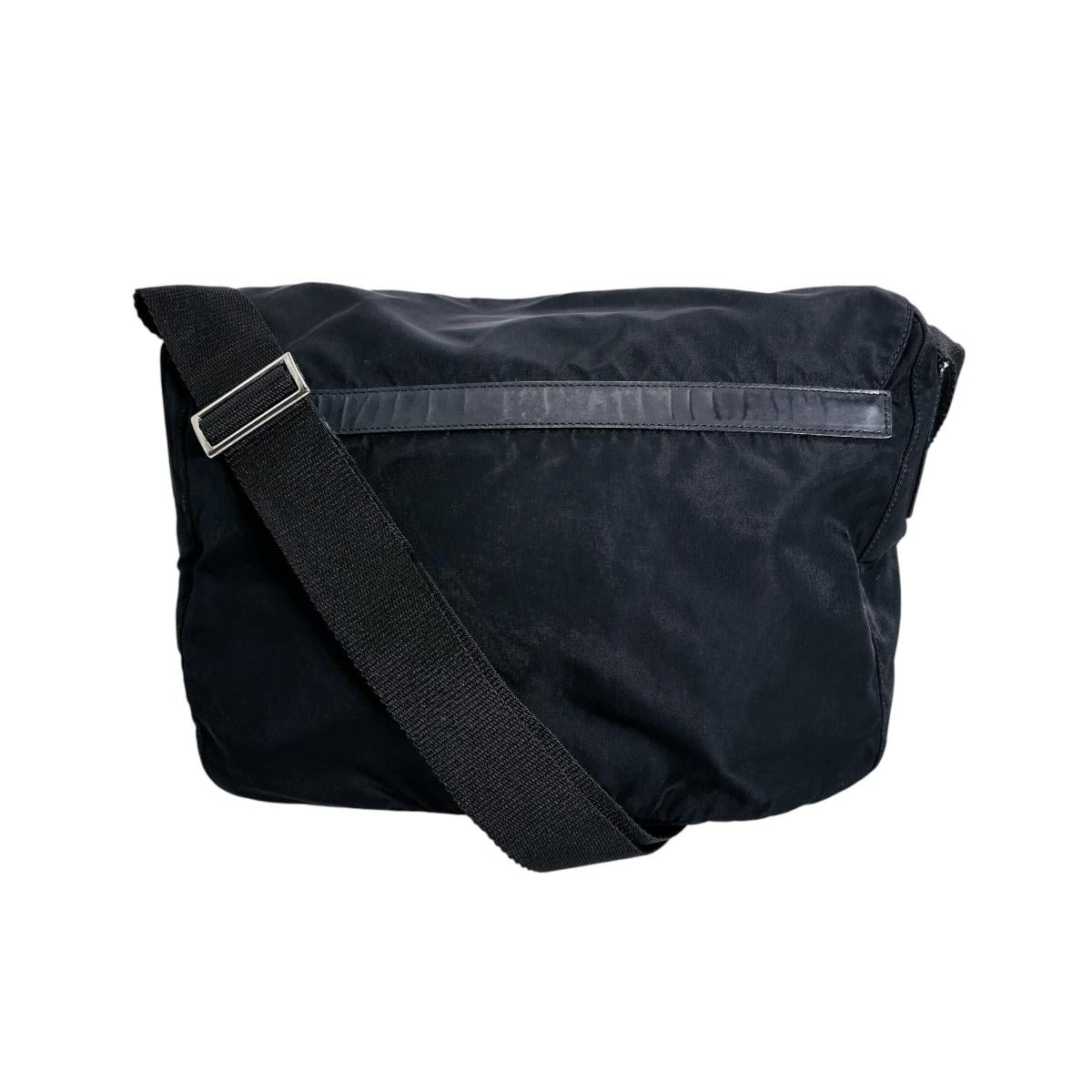 プラダ PRADA ショルダーバッグ
ボディバッグ 斜め掛け トライアングルロゴ ナイロン ブラック 【SS】
【中古】