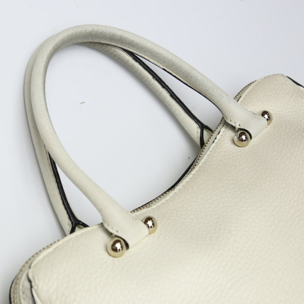 ケイトスペード Kate Spade ハンドバッグ
トートバッグ カーフ ボストンタイプ カーフ アイボリー 【SS】
【中古】