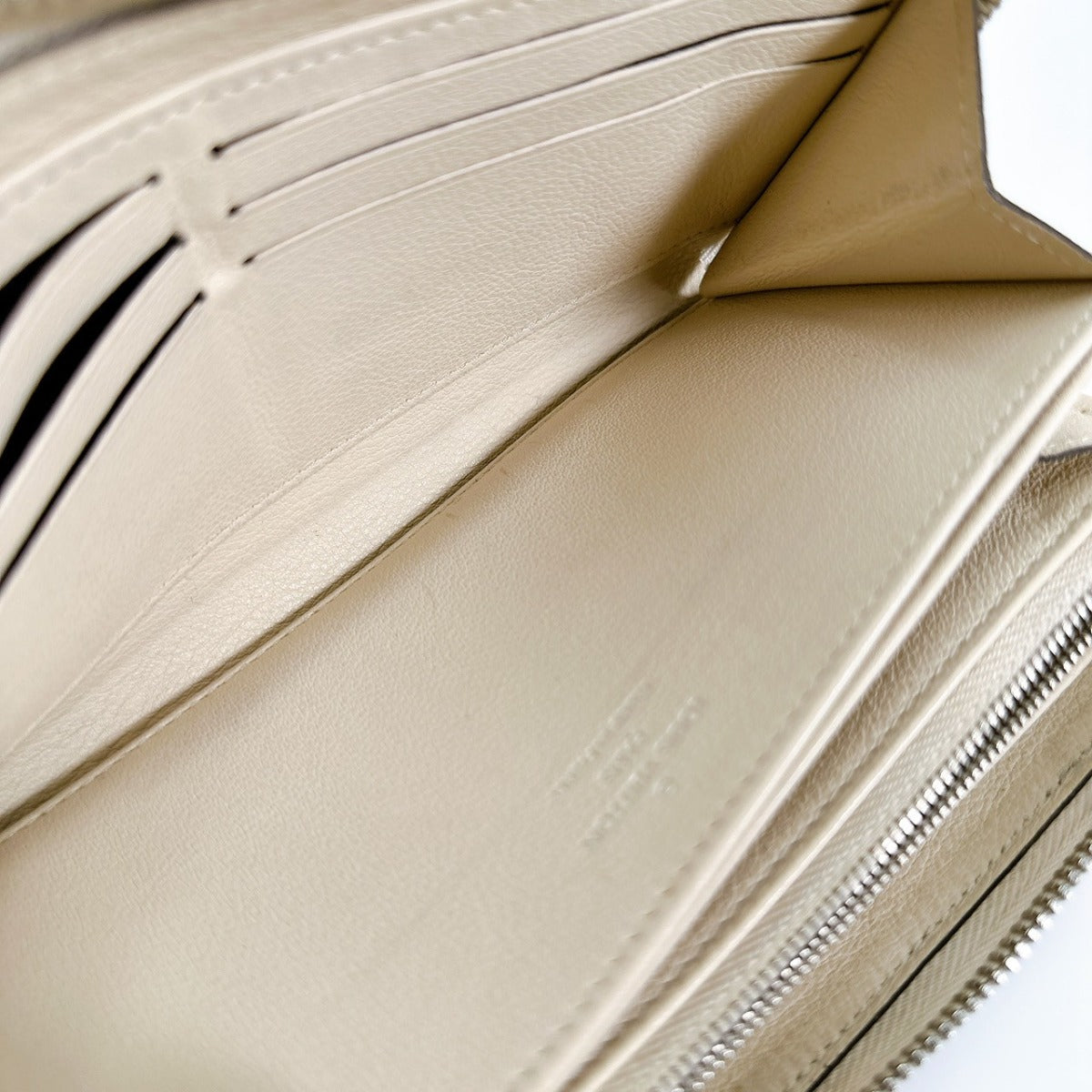 ルイヴィトン LOUIS VUITTON 長財布
ラウンドファスナー モノグラムマヒナ ジッピーウォレット モノグラムマヒナ M61868 マグノリア LV
【SS】
【中古】