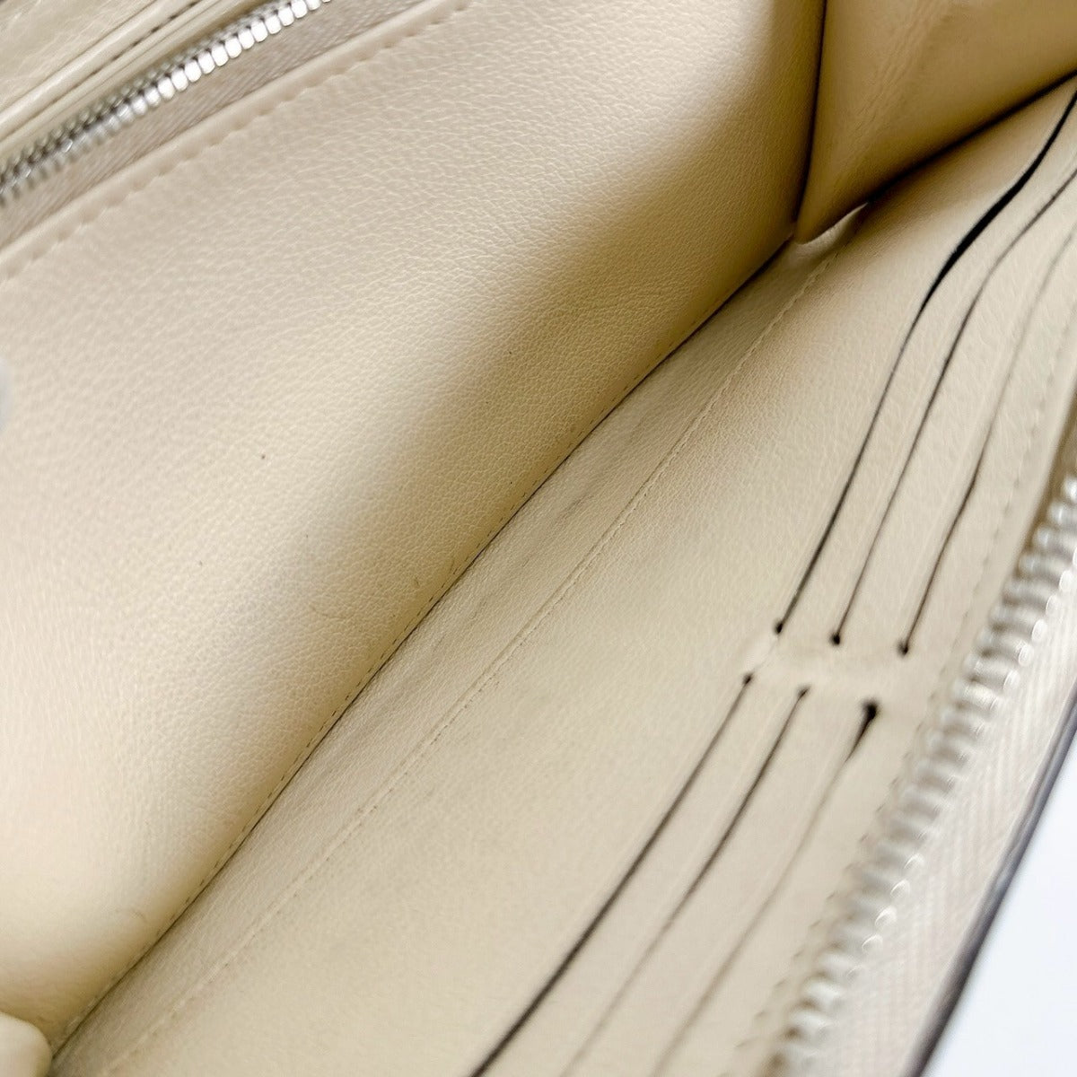 ルイヴィトン LOUIS VUITTON 長財布
ラウンドファスナー モノグラムマヒナ ジッピーウォレット モノグラムマヒナ M61868 マグノリア LV
【SS】
【中古】