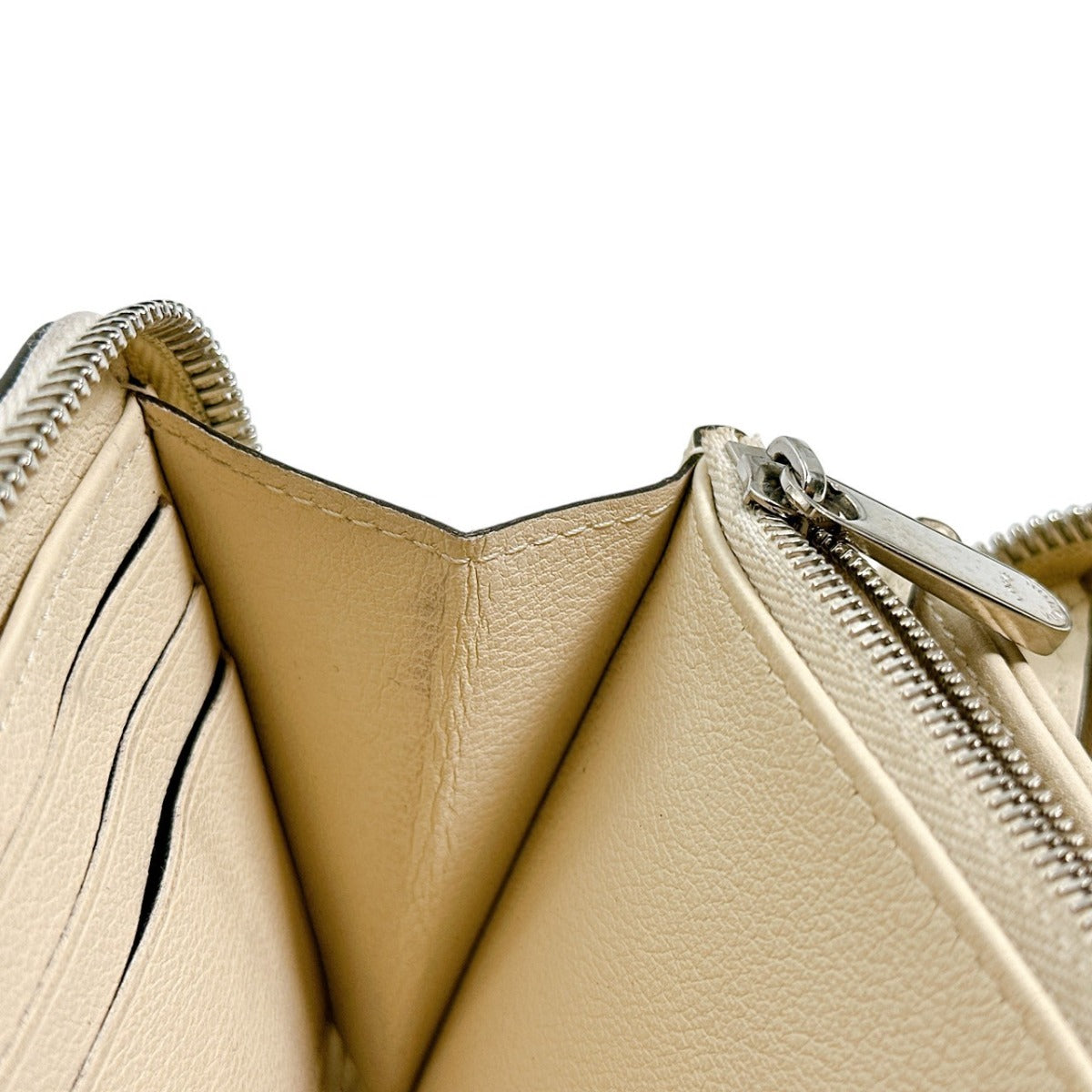ルイヴィトン LOUIS VUITTON 長財布
ラウンドファスナー モノグラムマヒナ ジッピーウォレット モノグラムマヒナ M61868 マグノリア LV
【SS】
【中古】