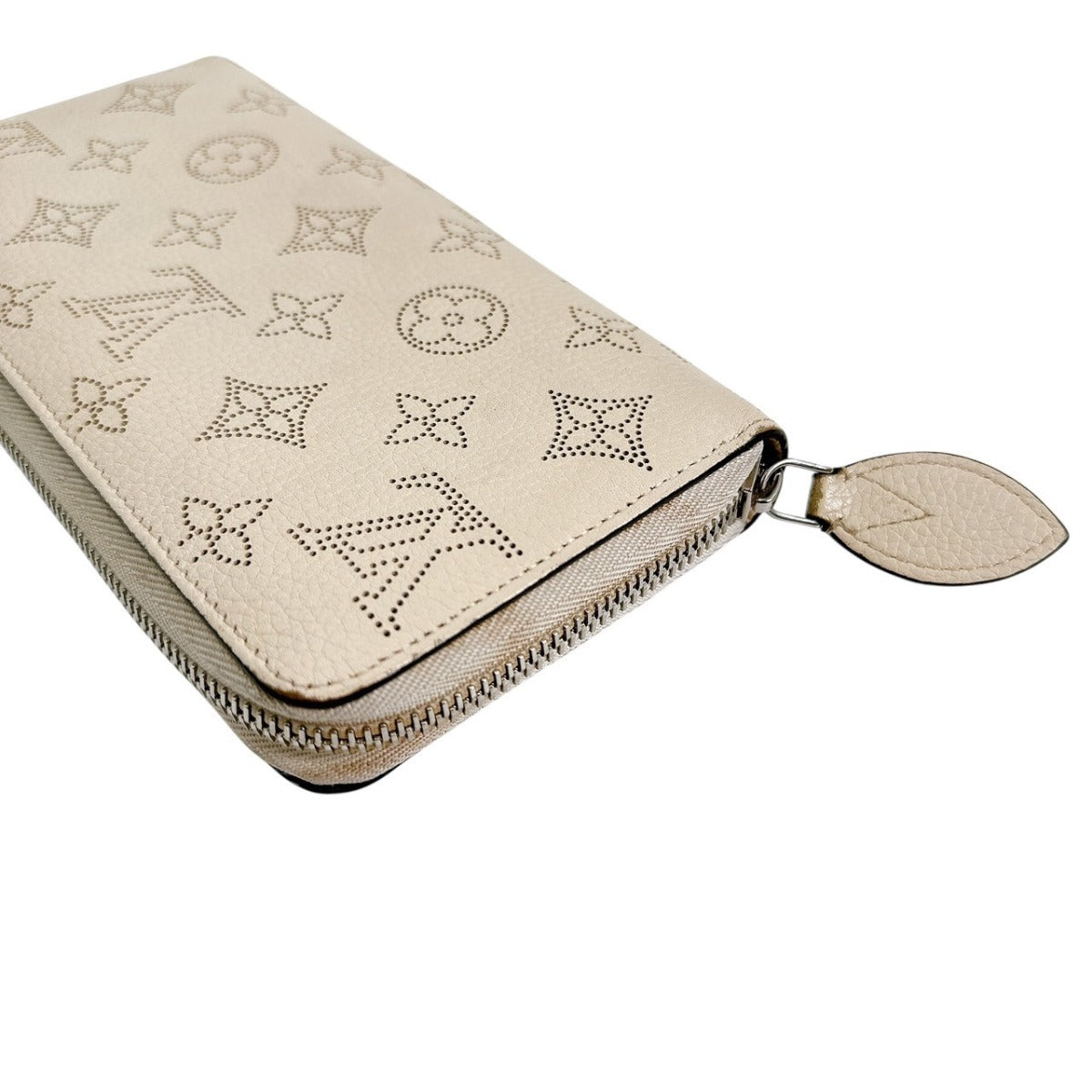 ルイヴィトン LOUIS VUITTON 長財布
ラウンドファスナー モノグラムマヒナ ジッピーウォレット モノグラムマヒナ M61868 マグノリア LV
【SS】
【中古】