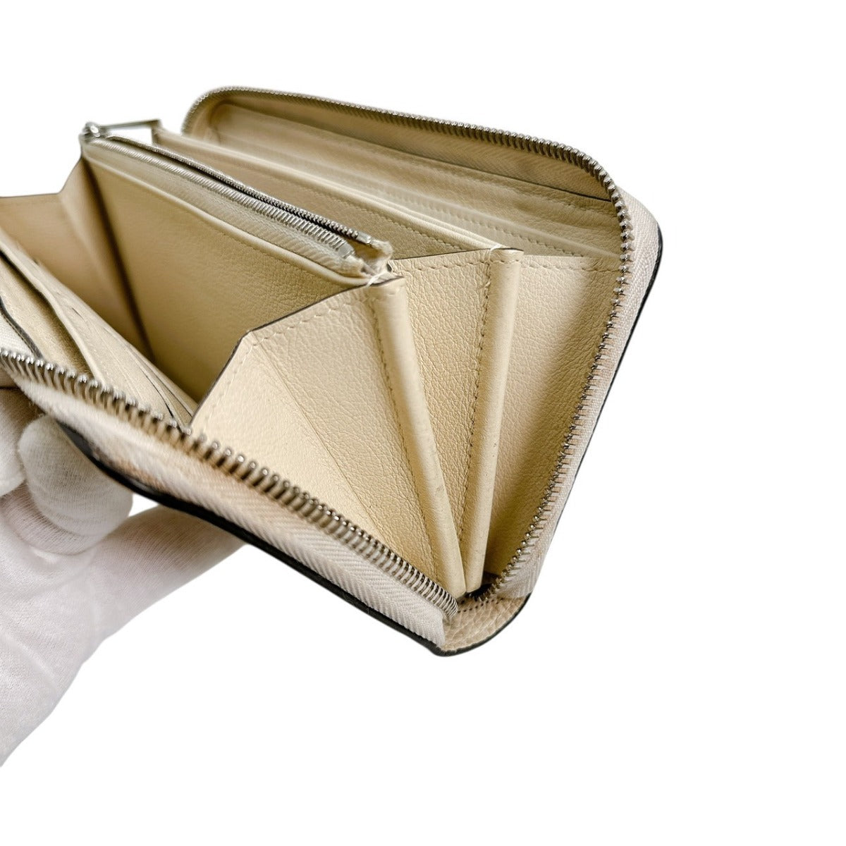 ルイヴィトン LOUIS VUITTON 長財布
ラウンドファスナー モノグラムマヒナ ジッピーウォレット モノグラムマヒナ M61868 マグノリア LV
【SS】
【中古】
