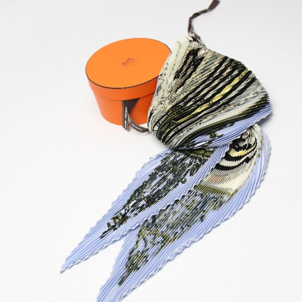 エルメス HERMES スカーフ
スカーフ DIES ET HORE 占星術 プリーツ シルク 水色 【SS】
【中古】