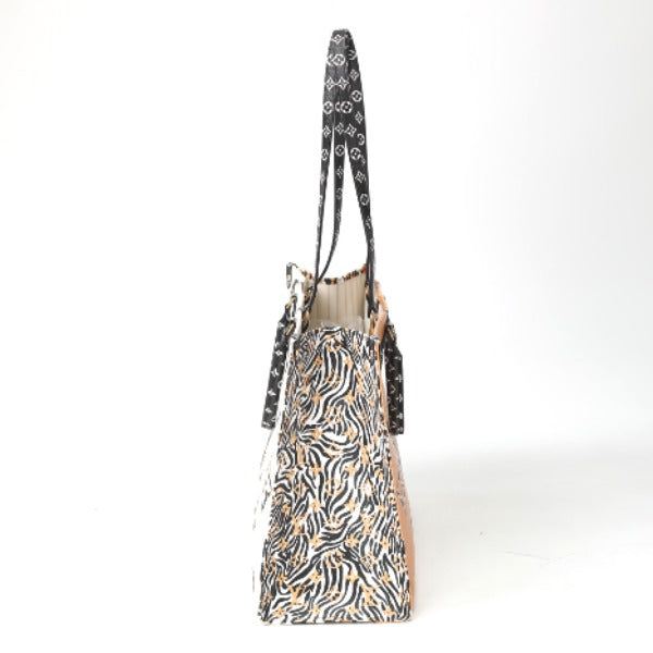 ルイヴィトン LOUIS VUITTON トートバッグ
2WAY モノグラムジャングル オンザゴーGM モノグラムキャンバス M44675 オレンジ/ホワイト LV
【SS】
【中古】
