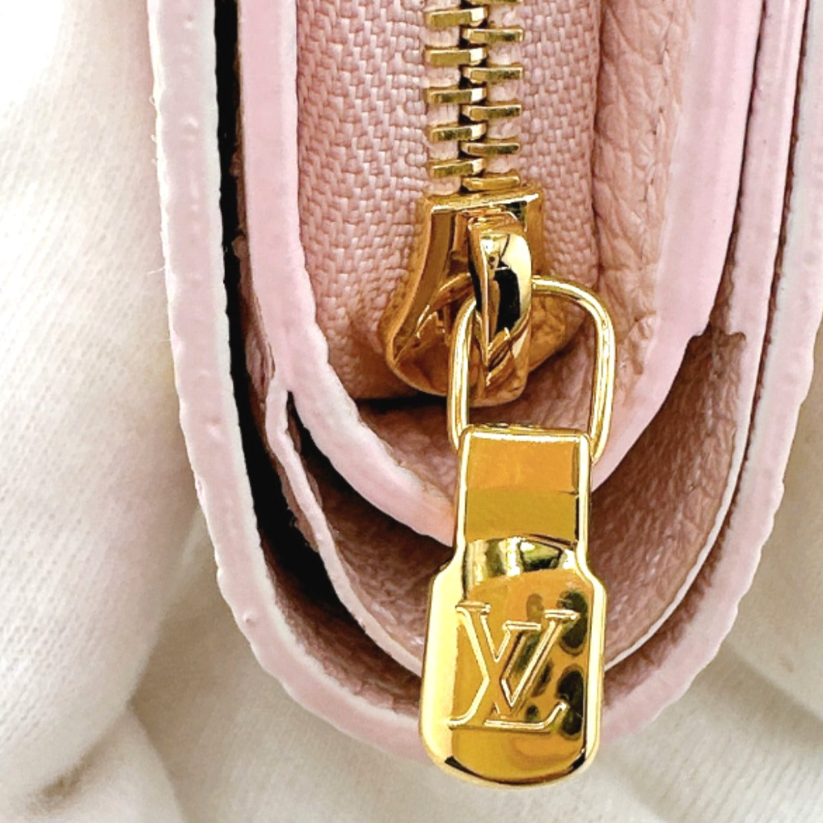 ルイヴィトン LOUIS VUITTON 二つ折り財布
カードケース付小銭入 モノグラム ポルトフォイユ・クレア モノグラムアンプラント M81529 ライトピンク LV