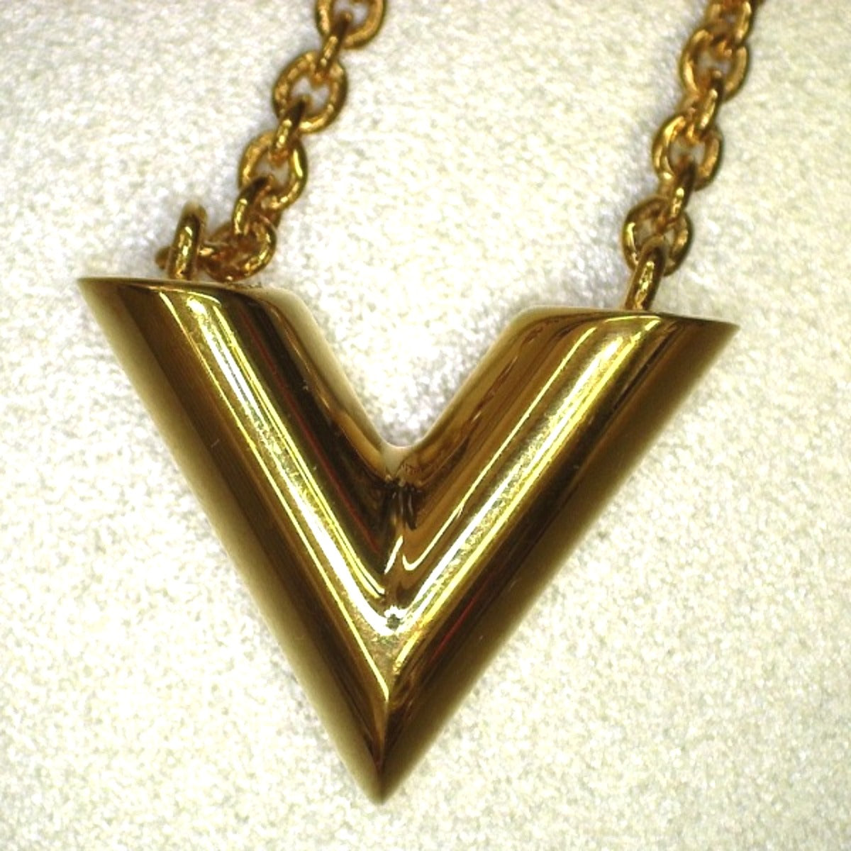 ルイヴィトン LOUIS VUITTON ネックレス
ネックレス エセンシャル GP M61083 ゴールド LV
【SS】
【中古】