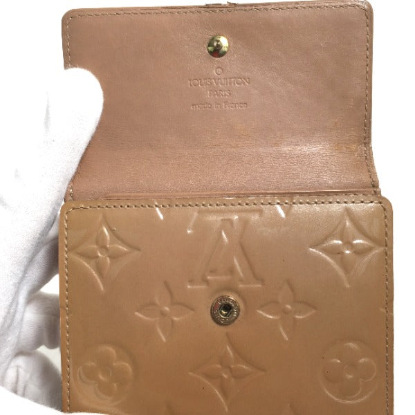 ルイヴィトン LOUIS VUITTON 二つ折り財布
Wホック財布 ヴェルニ ポルトモネ・ビエカルトクレディ モノグラムヴェルニ M91167 ソフトベージュ LV
【SS】
【中古】