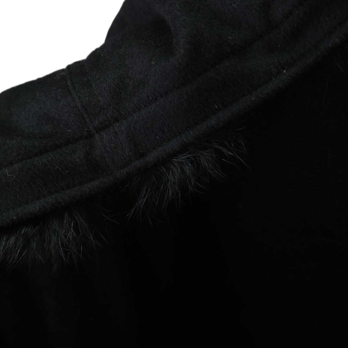 ピエール・バルマン PIERRE BALMAIN ポンチョ
毛皮コート フード付き カシミヤ100% ブラック 【SS】
【中古】