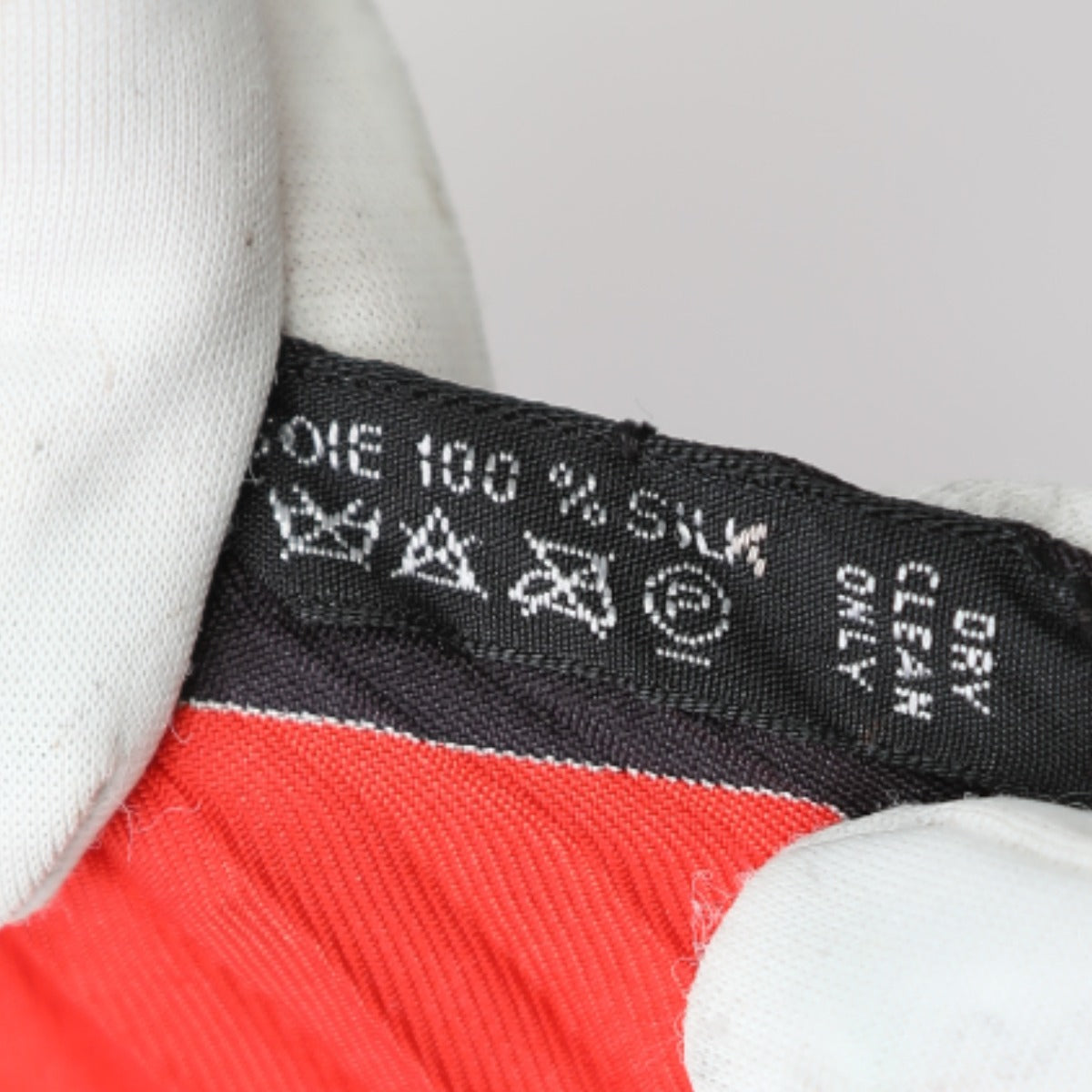 エルメス HERMES スカーフ
プリーツスカーフ パナマのクナ族の伝説 シルク100% シルク レッド 【SS】
【中古】