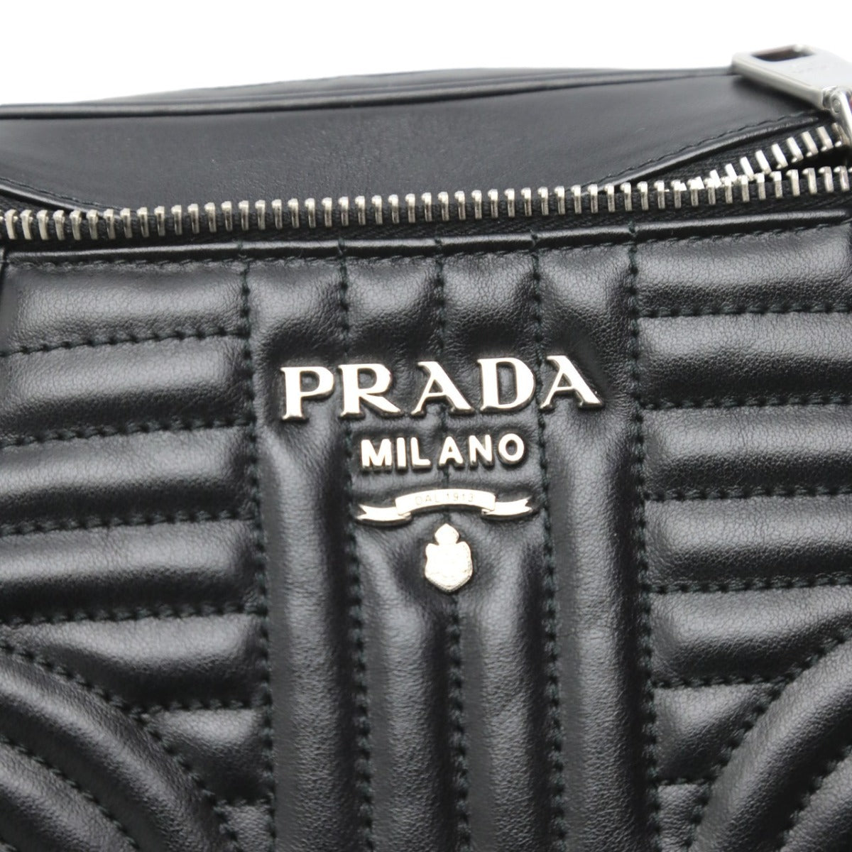 プラダ PRADA ショルダーバッグ
チェーンショルダーバッグ 軽量 斜め掛け カーフ 1BL006 ブラック 【SS】
【中古】
