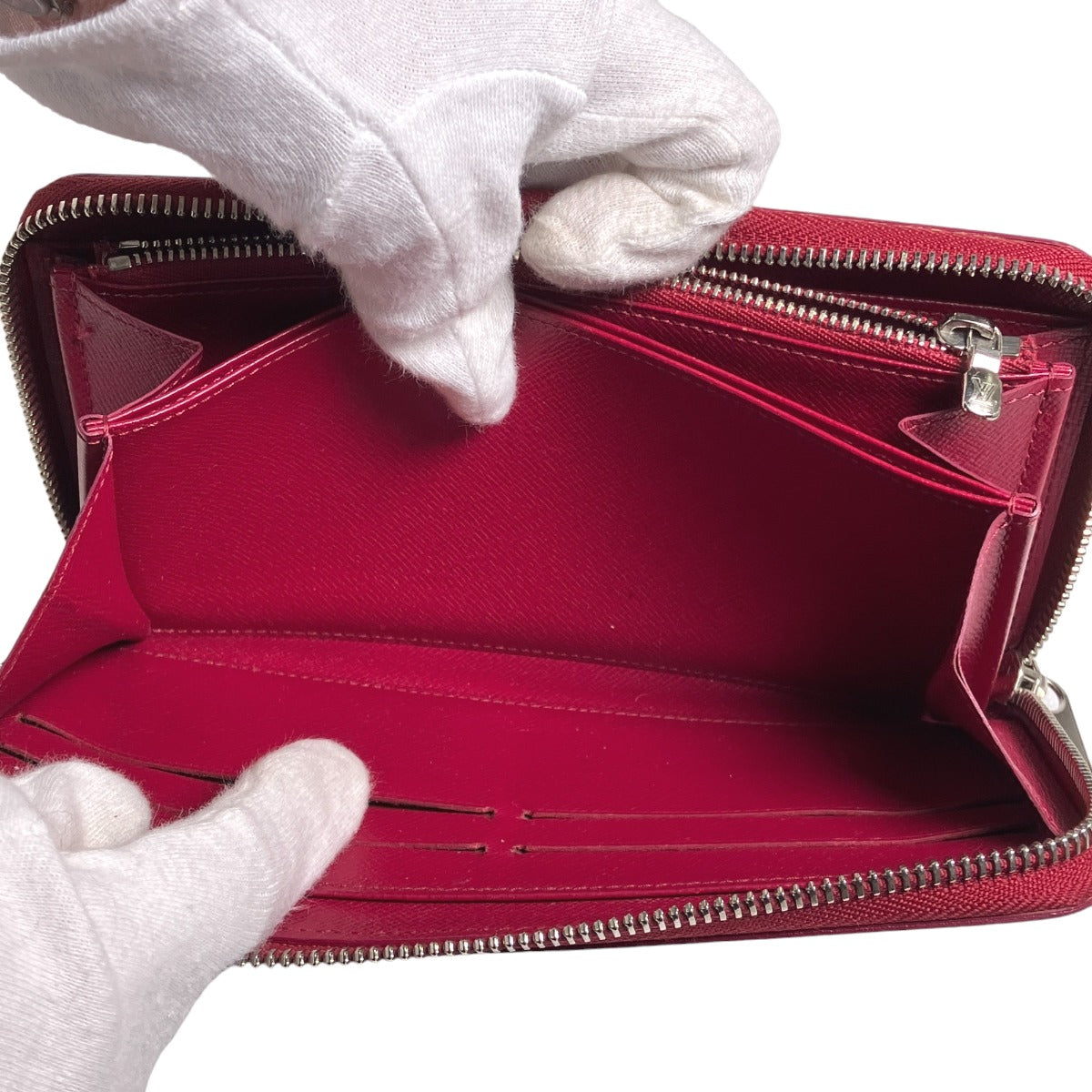 ルイヴィトン LOUIS VUITTON 長財布
ラウンドファスナー エピ ジッピーウォレット エピレザー M60305 フューシャ LV
【SS】
【中古】