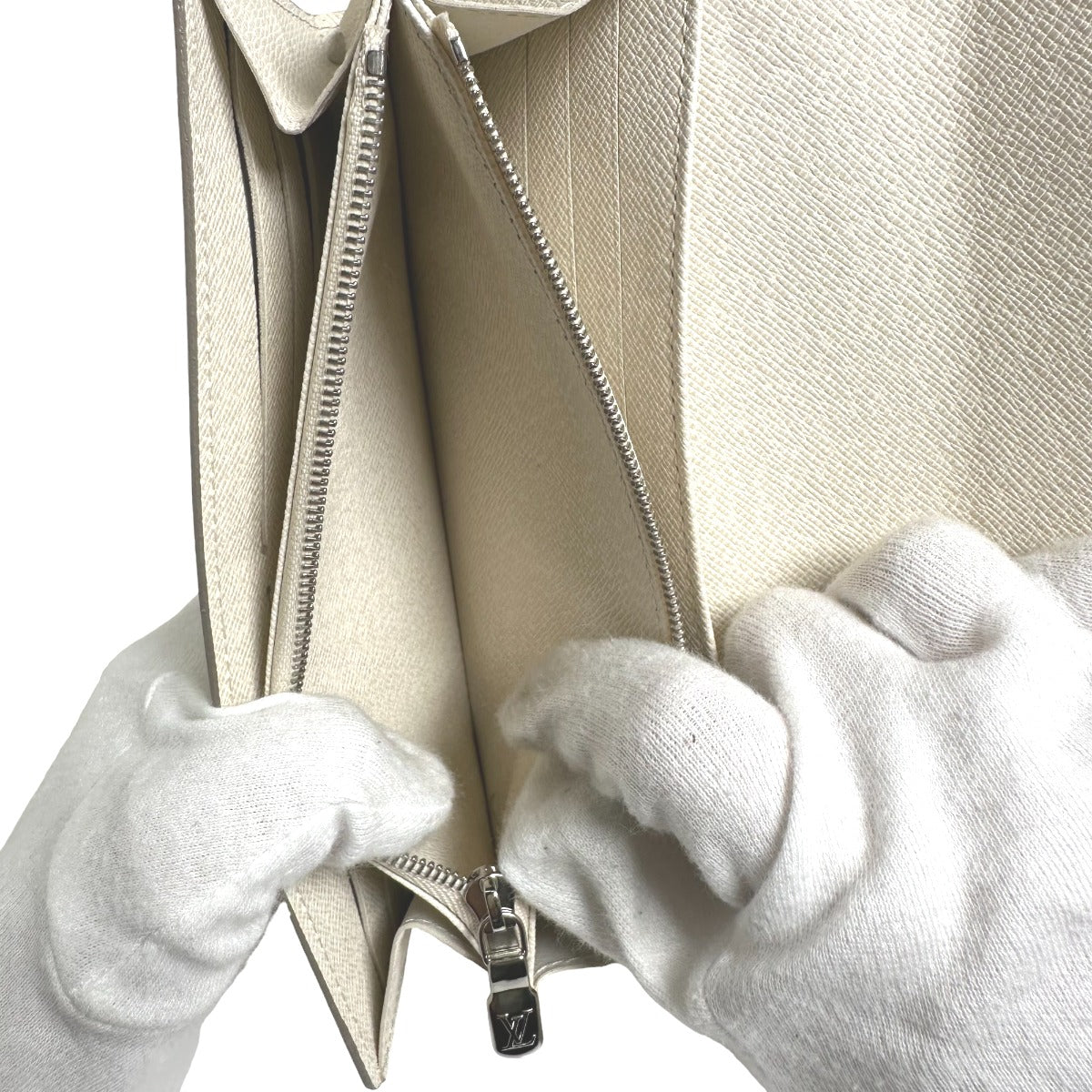 ルイヴィトン LOUIS VUITTON 長財布
長財布 エピ ポルトフォイユ・サラ エピレザー M6057J ホワイト LV
【SS】
【中古】