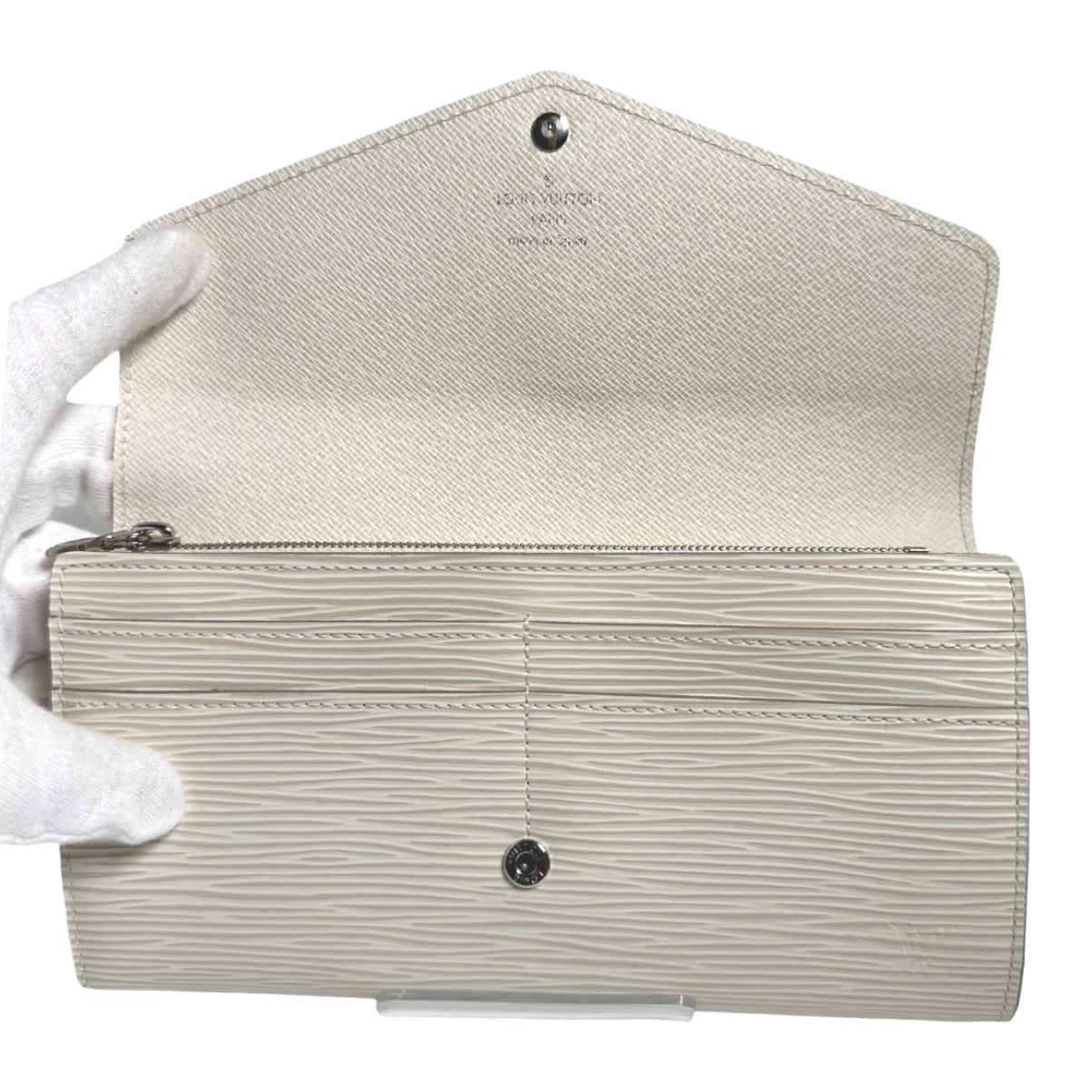 ルイヴィトン LOUIS VUITTON 長財布
長財布 エピ ポルトフォイユ・サラ エピレザー M6057J ホワイト LV
【SS】
【中古】