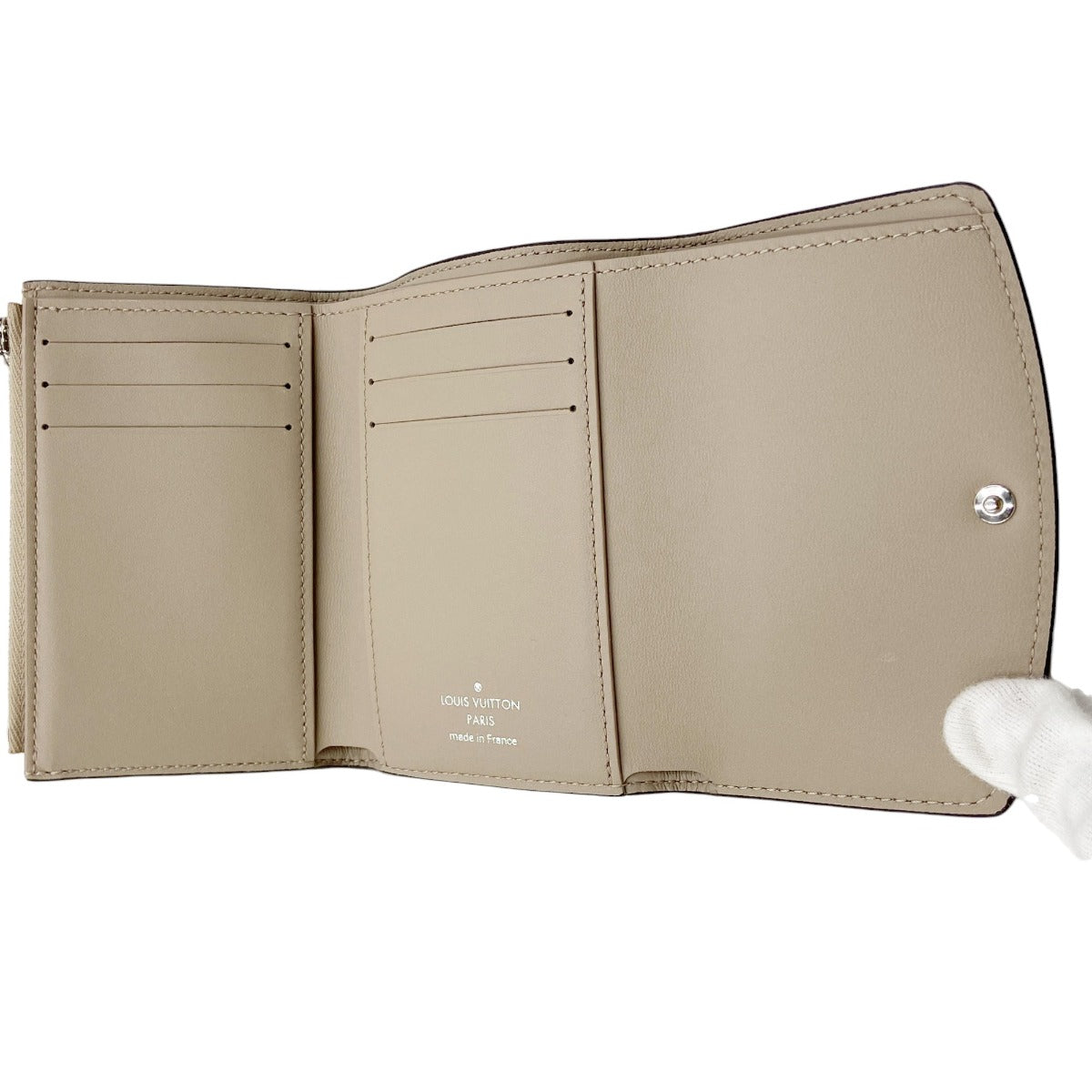 Louis Vuitton LOUIS VUITTON Tri-fold wallet
Tri-fold wallet Mahina Portefeuille Victorine Monogram Mahina M82680 Galle LV
