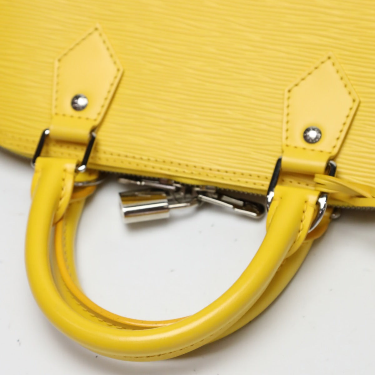 ルイヴィトン LOUIS VUITTON ハンドバッグ
ハンドバッグ エピ アルマ エピレザー M40619 シトロン LV
【SS】
【中古】