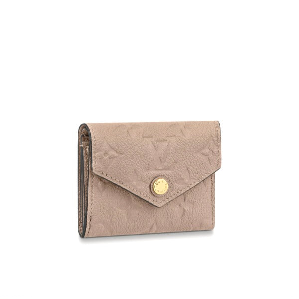 ルイヴィトン LOUIS VUITTON 三つ折り財布
ポルトフォイユ・ゾエ モノグラム・アンプラント カードケース付小銭入 M69800 トゥルトレール LV
【LV】