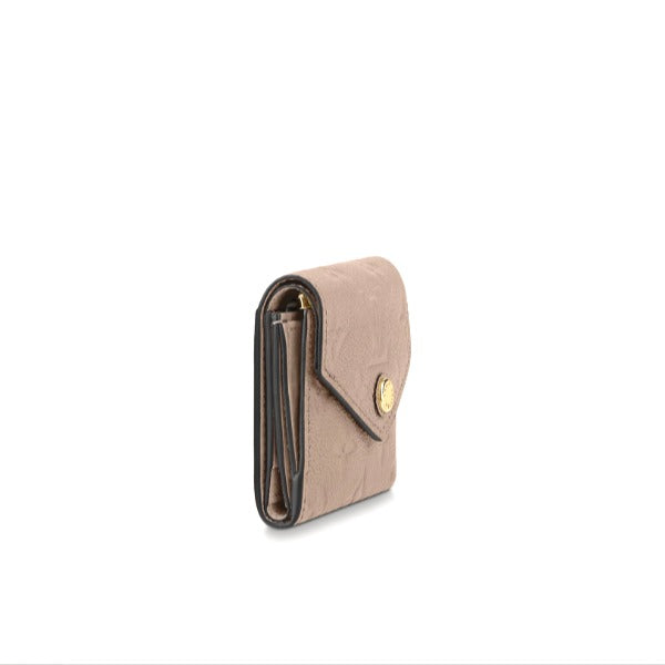 ルイヴィトン LOUIS VUITTON 三つ折り財布
ポルトフォイユ・ゾエ モノグラム・アンプラント カードケース付小銭入 M69800 トゥルトレール LV
【LV】