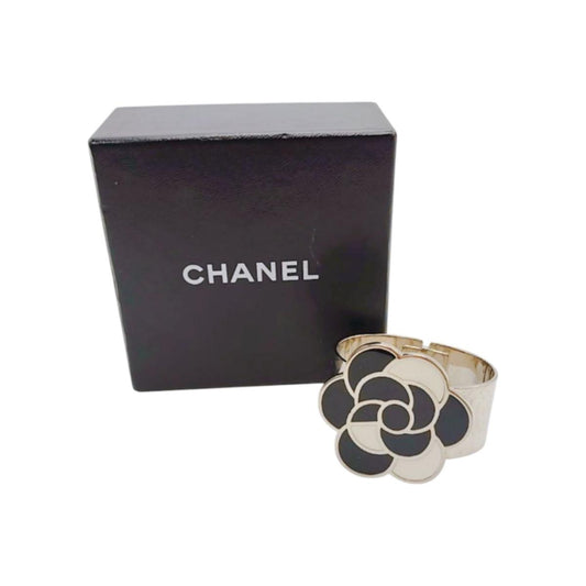 シャネル CHANEL バングル
 ブレスレット 98P マメ有 カメリア メタル ブラック×ホワイト 【SS】
 【中古】