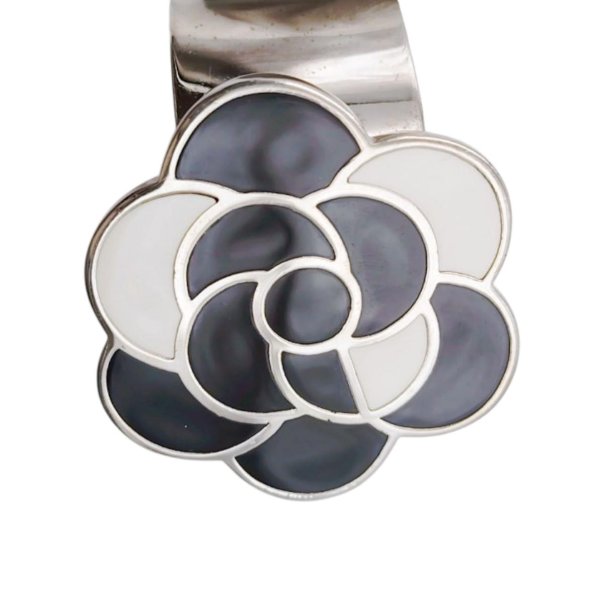 シャネル CHANEL バングル
 ブレスレット 98P マメ有 カメリア メタル ブラック×ホワイト 【SS】
 【中古】