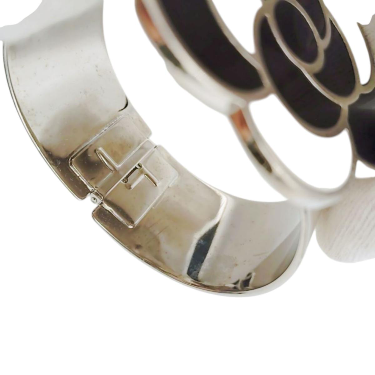 シャネル CHANEL バングル
 ブレスレット 98P マメ有 カメリア メタル ブラック×ホワイト 【SS】
 【中古】