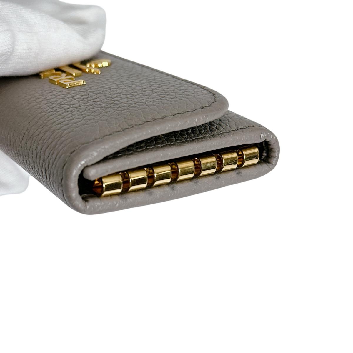 プラダ PRADA キーケース
 6本用キーケース ヴィッテログレインレザー サフィアーノ レザー 1PG222 グレージュ 【SS】
 【中古】