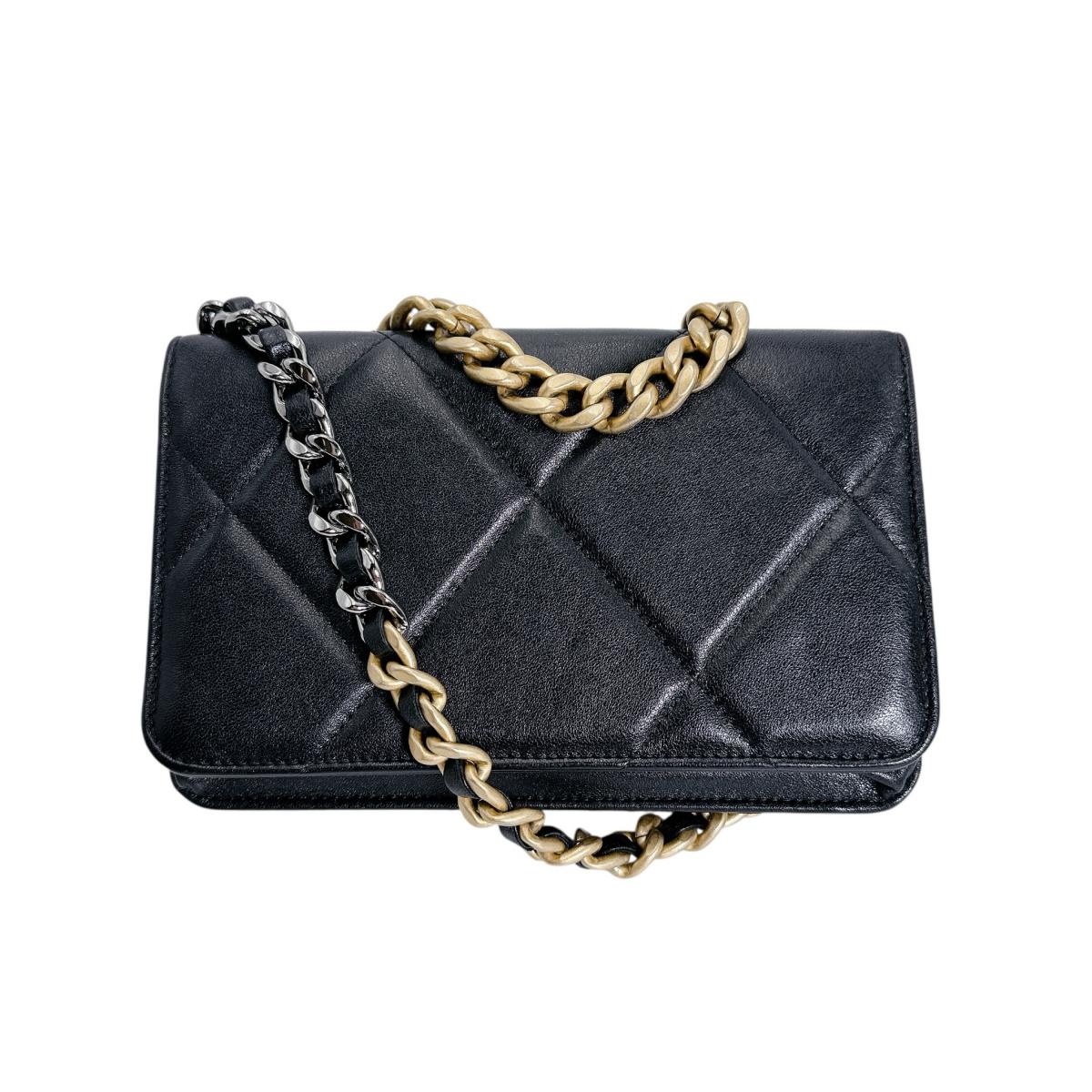 シャネル CHANEL ショルダーバッグ
 チェーンウォレット ラムスキン CHANEL19 ラムスキン ブラック 【SS】
 【中古】