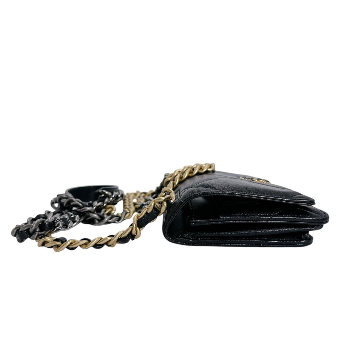 シャネル CHANEL ショルダーバッグ
 チェーンウォレット ラムスキン CHANEL19 ラムスキン ブラック 【SS】
 【中古】